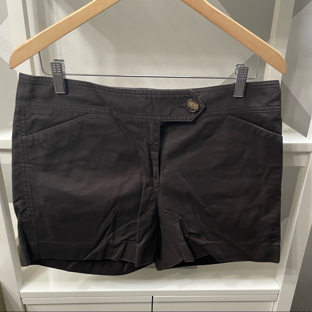 Ann Taylor signature fit brown shorts. 4” inseam. Size 8. Excellent condition.